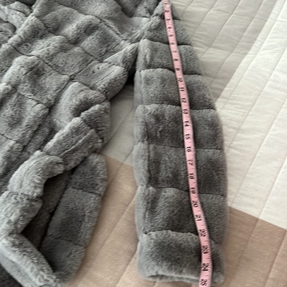 NWT (KENNETH Cole) long Faux coat size XS in very light gray - Picture 10 of 13